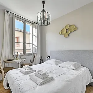Apartamento Au Coeur Des Papes, Dans Batisse De Charme & En Coeur De, Aviñón